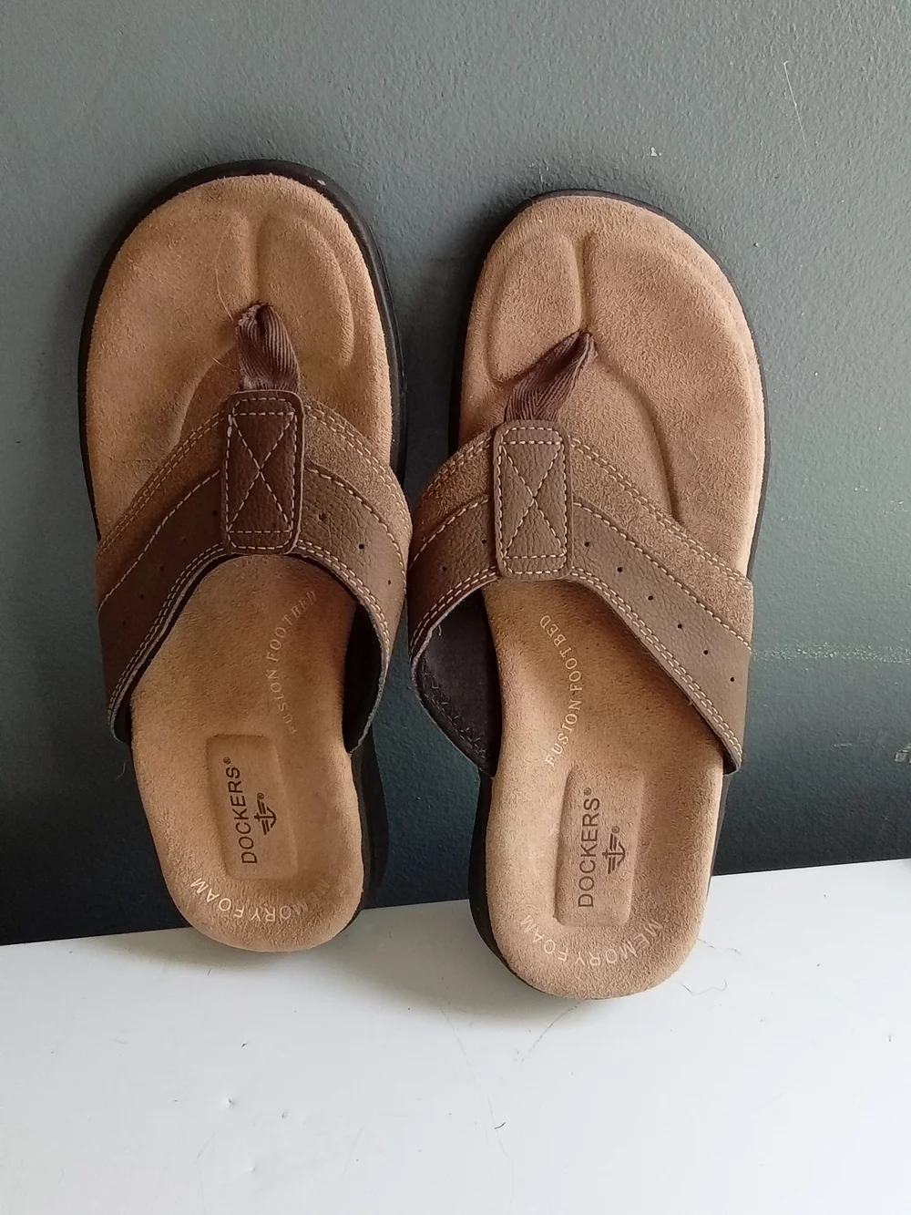 Dockers Mens Brown Memory Foam Fusion Footbed Flip Flop Thong Sandals‎